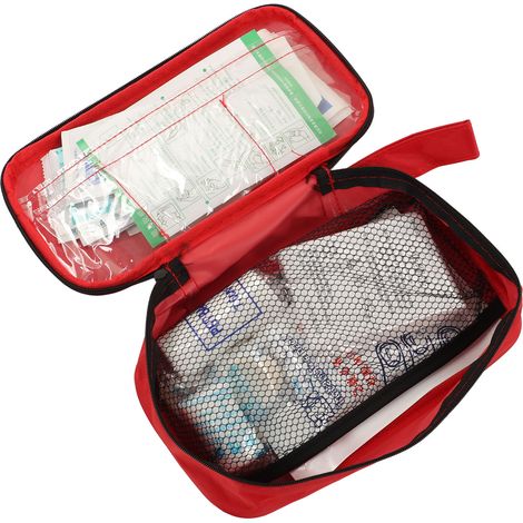 Der Erste-Hilfe-Kasten enthält Pflaster, Feuchttücher, fiebersenkende Pflaster, Schere, Pinzette, Verbände, Kühlpacks und ein Notfallset. (1/5)
