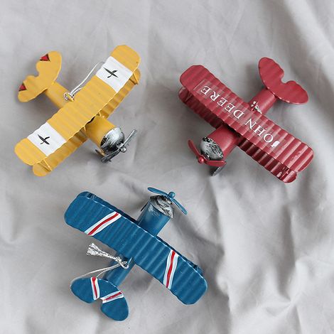 Set aus 3 Miniatur-Retro-Flugzeugen aus Eisen (gelb, bordeauxrot, blau) - kreative Dekoration für Auto und Büro, Vintage-Metallmodell. (1/4)