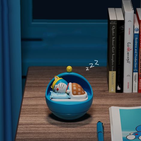 Mini figurine Doraemon officielle, balance sensible pour bureau, tableau de bord parfumé, boîte à musique de table, décoration compacte (1/5)