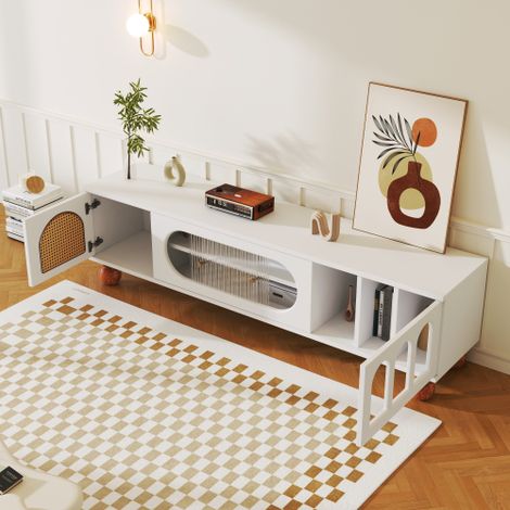 Meuble TV, Banc TV avec porte façon rotin, porte coulissante en verre, trois compartiments ouverts en arc, meuble bas avec poignées dorées et pieds en bois massif.