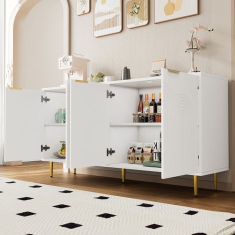 Buffet de salon : un meuble de rangement à quatre portes doté de poignées en or brossé et de pieds à finition haute brillance. (1/4)