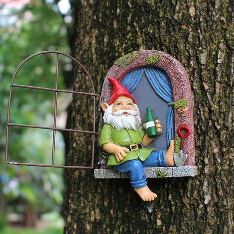Décoration de jardin géante, gnome buveur à suspendre à un arbre