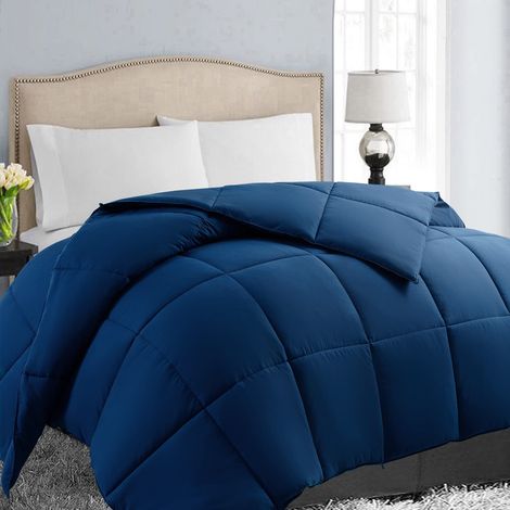 Couette Alternative en Duvet matelassé Doux Toutes Saisons avec languettes d'angle, pour l'hiver et l'été, Chaude, Moelleuse et hypoallergénique, Bleu Marine, 223,5 x 223,5 cm (1/5)