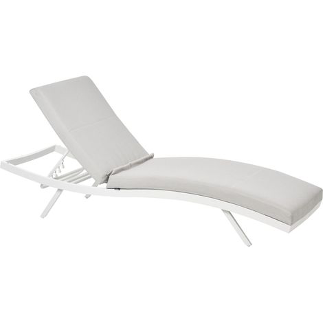 Tumbona reclinable de metal textil trenzado gris claro blanco acolchado Amelia (1/5)