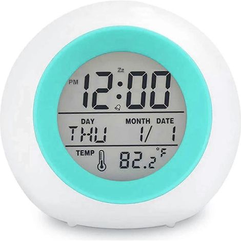 Ce réveil numérique pour enfants est doté d'une veilleuse à 7 couleurs, d'une fonction snooze, d'un affichage de la température et de 8 sonneries amusantes. (1/4)