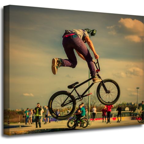 Leinwanddruck „Jugendliche Fahrradakrobatik“ 50x40