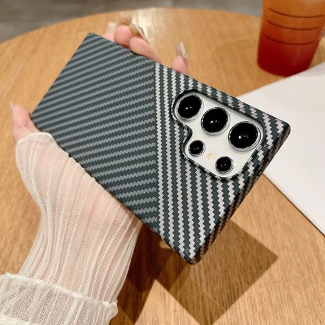 Coque magnétique pour Samsung S24, texture fibre de carbone, en polycarbonate ultra-fin. (1/5)