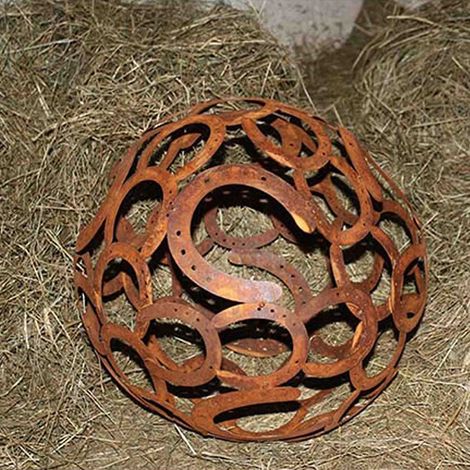 Boule Décorative Motif Fer à Cheval en Métal Rouillé Patine pour Jardin Ø 40 cm - PANGIVO (1/2)