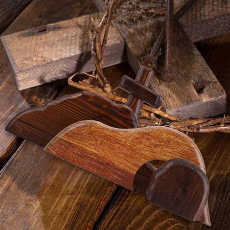 Naturholzfarbenes Material: Leeres Holzgrab mit Ostermotiv und Kreuz, massive Ostermöbel aus Holz