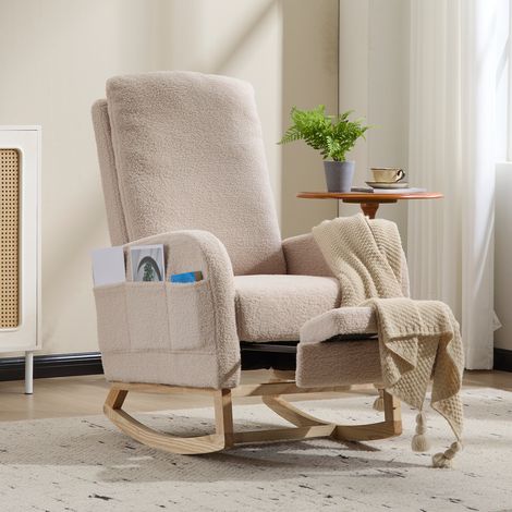 Fauteuil à bascule ergonomique beige en polaire douce, haut dossier, base bois incurvée, poche latérale et repose-pieds. Idéal pour allaitement, sieste et détente, soulage les douleurs dorsales. (1/5)