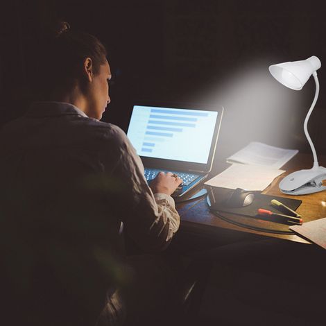 Lampe de lecture à pince LED, alimentée par piles ou rechargeable par USB, lampe de chevet tactile à intensité variable, lampe de bureau portable offrant une bonne protection des yeux. (1/4)