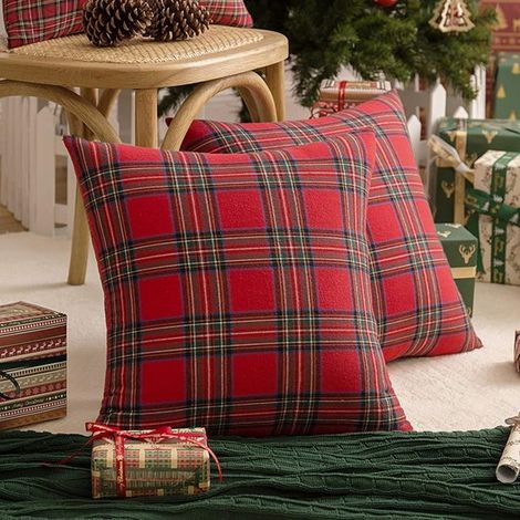 Lot de 2 taies d'oreiller décoratives à carreaux de Noël, style écossais, idéales pour une décoration champêtre, intérieure ou de fêtes. Coloris rouge et vert, 45 x 45 cm. (1/5)