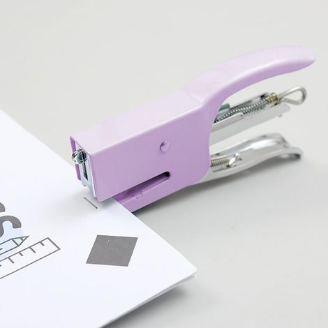 Agrafeuse de bureau universelle au style moderne, disponible en plusieurs couleurs (dont le violet). (1/2)