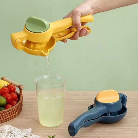 Manual citrus press, perfect for lemons, limes, and yellow oranges. (1/4)