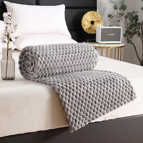 Plaid polaire ultra doux – 100x150 cm – Gris clair – Canapé et lit – Décoration légère (1/5)