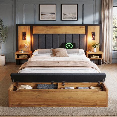 FLORAGRACE Lit adulte 160x200 cm en bois brun, avec lampes de lecture, tables de chevet USB-C et banc coffre de rangement (1/5)