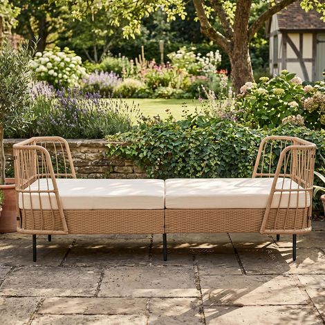 Lit de jour beige en résine tressée avec coussins déhoussables, convertible en banquette ou chaise longue pour terrasse et jardin (1/4)