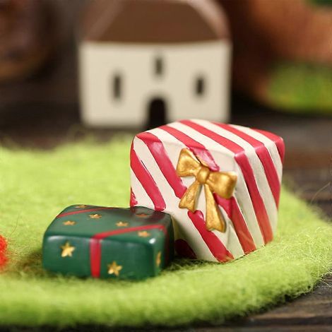 Lot de 2 figurines miniatures de Noël pour aquarium, en résine, représentant un sapin de Noël. (1/4)