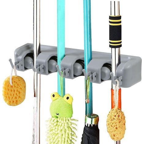 Soporte de pared multifuncional para escobas, perchero de almacenamiento para su cocina, garaje o lavadero (4 ranuras y 5 ganchos). (1/2)