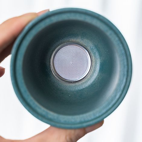 Reise-Teeset mit einer tragbaren, hitzebeständigen Mini-Teekanne aus Keramik und einem Tee-Ei, ideal für unterwegs, inklusive Aufbewahrungsbeutel. Die grüne Teekanne wird mit zwei Tassen geliefert. (1/4)