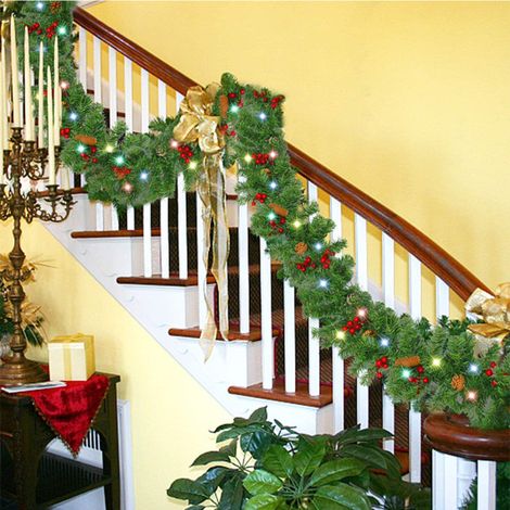 Couronne de Noël lumineuse 2,7M, couronne en rotin artificiel pré-éclairée avec baies rouges, déco pommes de pin, pour cheminée, escalier ou porte d'entrée, nécessite 3 piles AA (1/5)