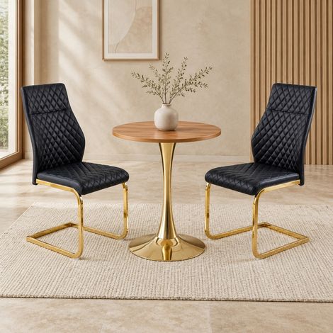 Essgruppe mit rundem Tisch Ø 60 cm in Holzoptik und 2 schwarzen Stühlen, goldfarbene Metallgestelle (1/5)