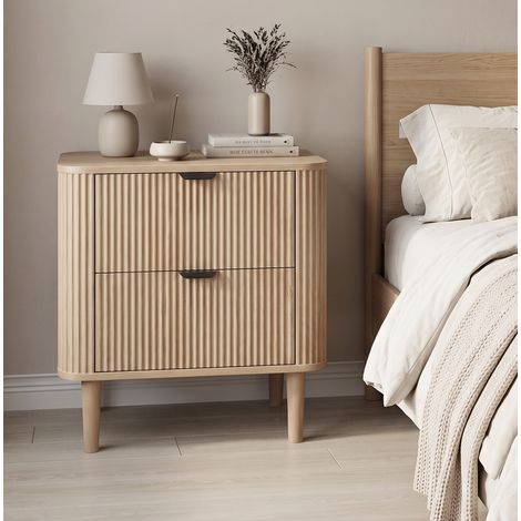 MODFU – Mesita de noche de 2 cajones de MDF con frentes ranurados, bordes redondeados, guías metálicas y patas de madera para dormitorio o salón – Roble (1/5)