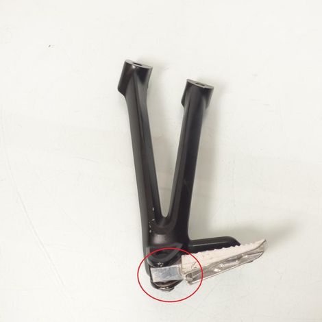 [PRODUIT D'OCCASION] Platine de repose pied passager droit origine pour moto Suzuki (1/2)