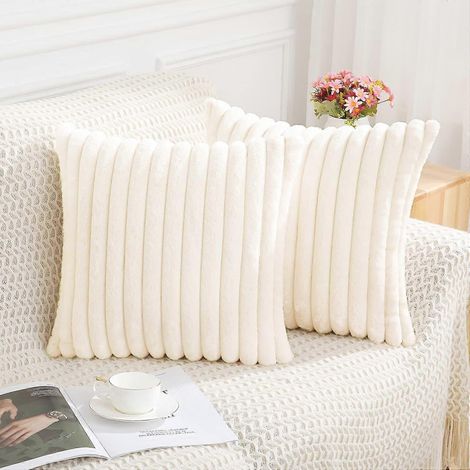 Housses de coussin décoratives en fausse fourrure peluche 45 x 45 cm (lot de 2) - Douces et moelleuses, à rayures, pour canapé, fauteuil ou salon - Blanc crème (1/4)