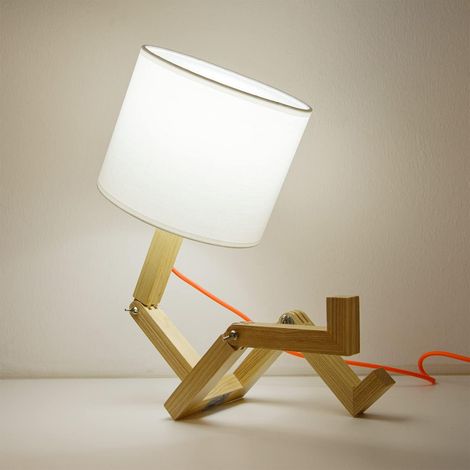 LAN LED Lampe de Table Nordique Bois Creative Robot Articulé Poupée avec Abat-Jour en Tissu Blanc avec Étagère à Livres pour Chambre d'Étude de Chevet Jeunes Enfants (1/5)