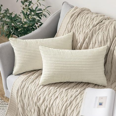 Lot de 2 housses de coussin en velours côtelé 30 x 50 cm, blanches, pour canapé ou chambre. (1/5)