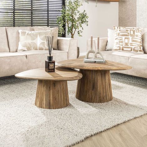 Lot de 2 tables basses triangulaires en bois de manguier naturel – Dimensions grande 93x72x43cm et petite 76x68x37cm – Style contemporain