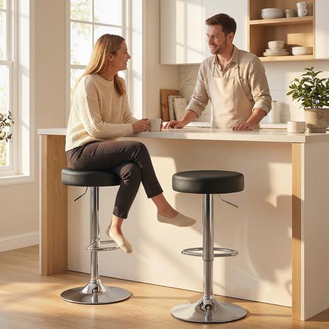 Lot de 2 tabourets de bar modernes réglables. Revêtement en similicuir, mousse et métal. Dimensions : 38,5 x 38,5 x 62-84 cm. Couleur : Noir.