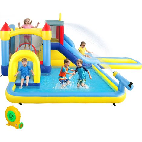 Aufblasbare Wasserburg mit Rutschen, Trampolin, Kletterwand, Wasserkanone und Basketballkorb