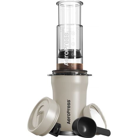 Cafetera AeroPress Go Plus + Taza térmica + Filtros de papel (45 unidades) + Agitador plegable + Vaso medidor de crema de 300 ml (85276082523) (1/5)