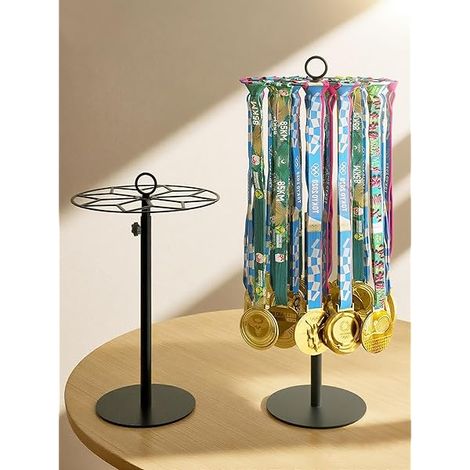 Support Pour Médailles - Hauteur Réglable Jusqu'à 55 cm - Rotation 360° - Support Métallique Pour Médailles De Course Sportive - 45 Pièces (1/3)