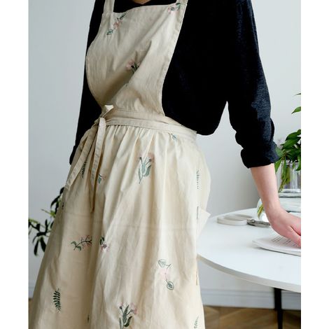 Jupe plissée à fleurs de style japonais, tablier de travail simple et artistique en coton et lin imperméable de style coréen, tablier beige brodé de style coréen pour les cafés de pâtisserie.