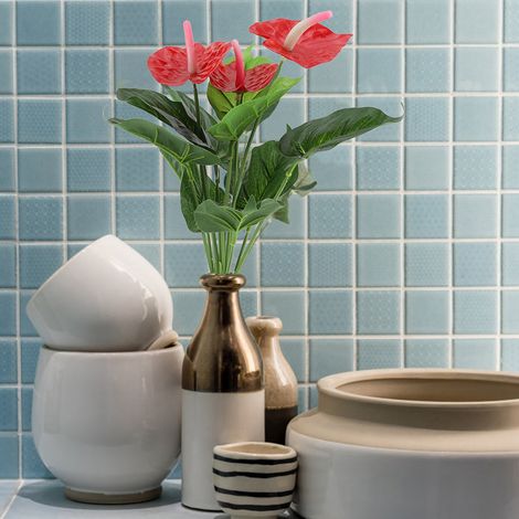 Künstlicher Blumenstrauß aus roten Anthurien aus Kunststoff – Dekoration für Hochzeiten, Zuhause und Garten (1/5)