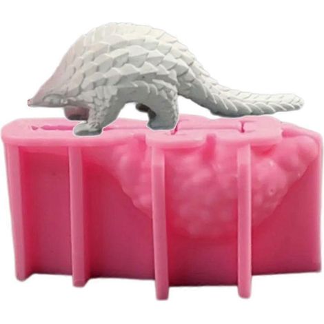 Moules en plâtre et silicone pour figurines de pangolin, idéaux pour la décoration intérieure.