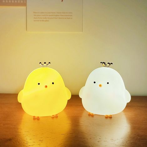 Dos luces nocturnas LED con forma de pollito y corona, ideales para dormitorios y como luces de noche. Dimensiones: 6,60 x 5,70 x 5,60 cm. Funcionan con pilas. (1/3)