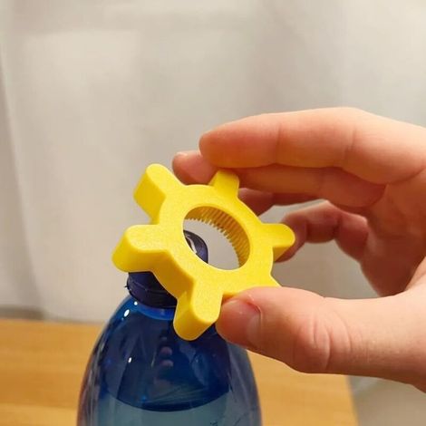 Ouvre-bouteille rotatif pour la cuisine, outil d'ouverture sans effort, conception ergonomique pour bouteilles de bière et de soda, accessoire de cuisine pratique (Jaune) (1/4)