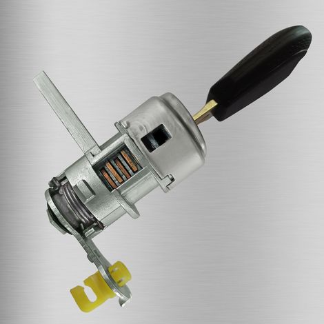 Une clé adaptée pour remplacer le cylindre de serrure de la porte conducteur d'une Kia Cerato. (1/4)