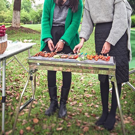 Holzkohlegrill aus Edelstahl Kleiner Grill mini Grill klappbar Grill im Freien Grill Schaschlik Grill Edelstahl mit Grillrost Ablage Klappbeine 73×33.5×70cm