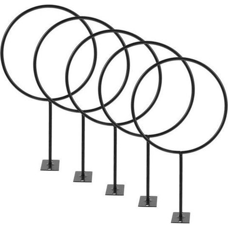 Cinq supports muraux pour paniers de basket, adaptés aux ballons de basket-ball, de football, de volley-ball, de rugby et de rugby.