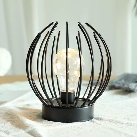 Cette lampe de table en métal, de style cage, fonctionne sans fil sur piles et est parfaite pour les mariages, les fêtes