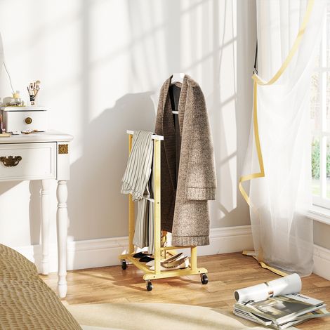 Mobiletto da viaggio in bambù con ruote, appendiabiti superiore, barre per pantaloni e ripiano inferiore per scarpe, colore naturale e bianco.