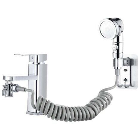 Der Wasserhahn ist mit einer Dusche mit drei Geschwindigkeiten, dem Bidetbrausekopf und einem vierteiligen Silber-Set mit grauen Schläuchen verbunden.