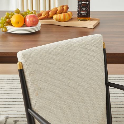Ensemble de 2 fauteuils de salle à manger design scandinave, accoudoirs intégrés, piètement noir avec finitions dorées, assise rembourrée en tissu crème, idéal pour table repas moderne. (1/5)