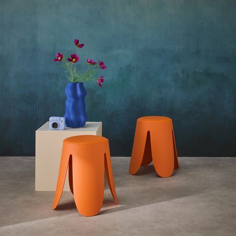 Set de 2 tabourets empilables. simili cuir orange. NIKI. Ø30 / 44 x H46cm (1/5)