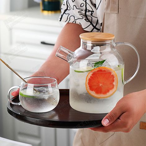 Carafe à eau 1800 ml en verre avec filtre, fouet et couvercle en bois résistant à la chaleur, idéale pour le thé et le café. Convient également pour le réfrigérateur. (1/5)